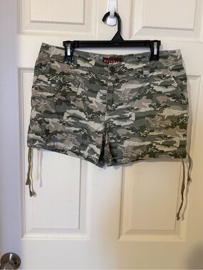 NEVADA camo green woman’s shorts with side ties